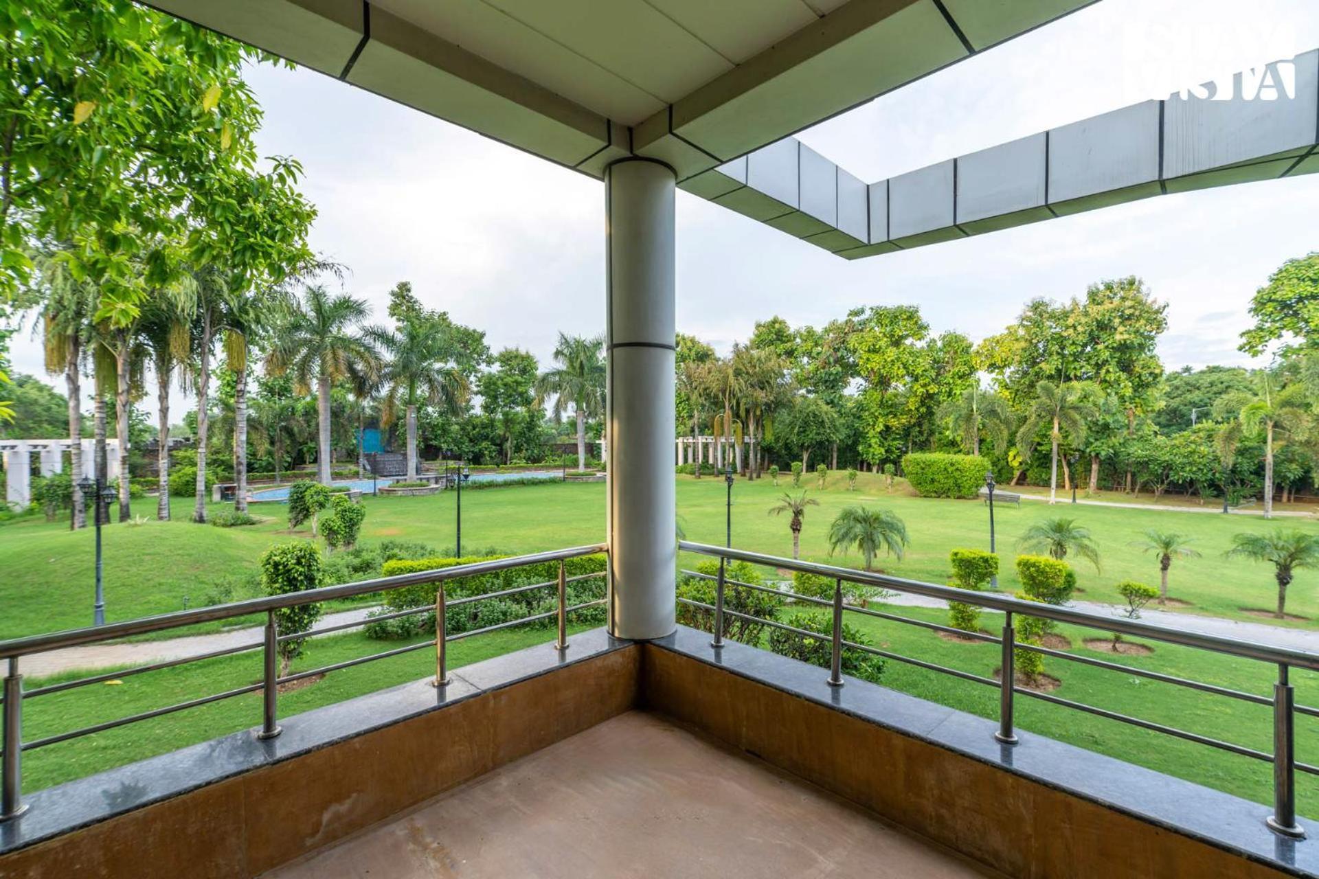 Stayvista At Wandering Vines Indoor Pool 4Bhk Luxury Villa In Delhi Sohna Exteriör bild